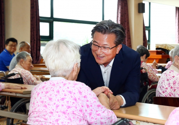정 구청장, 9일 노인요양시설인 선우치매센터를 직접 방문해 입소자들 격려
