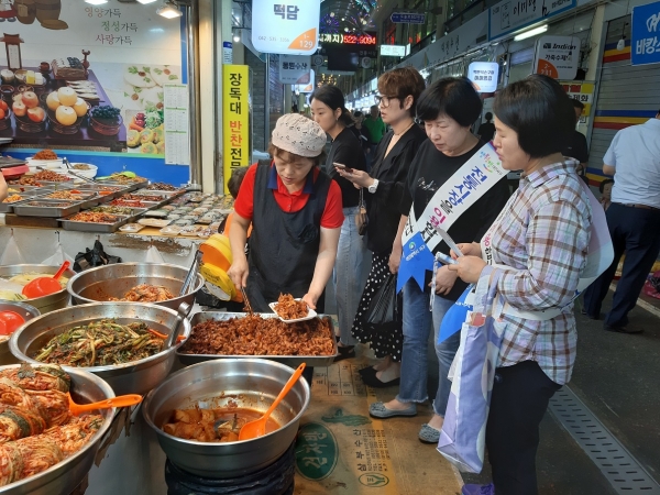 괴정동 한민시장에서 장보고 있는 서구청 직원들