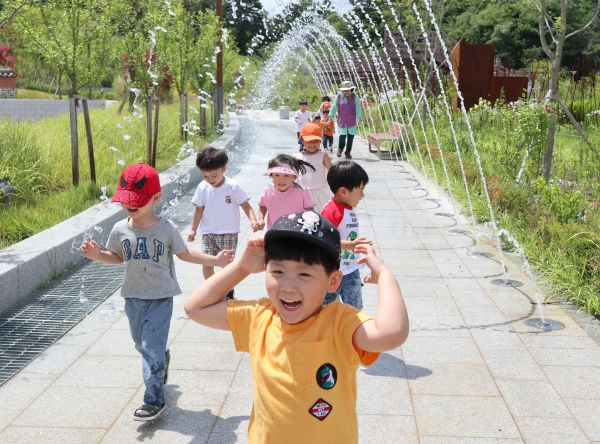 세종시 연기면 세종리 무궁화유아숲체험원에서 유아들이 물놀이를 하고 있다