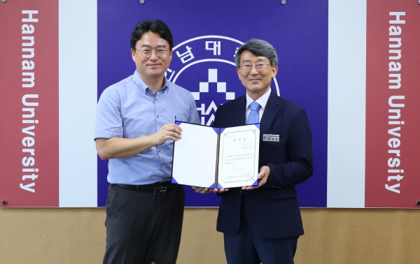 9일 한남대 2019년 시민공정성 감시단 위촉식에서 박경량 학사부총장(사진 오른쪽)이 김형설 위원에게 위촉장 수여