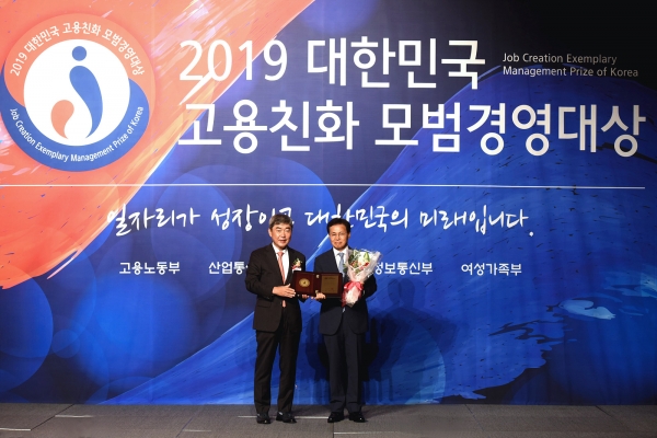 (좌)심사위원장 유창조 교수, (우)세종도시교통공사 고칠진 사장