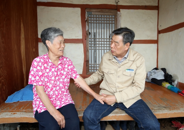 저소득 가정 위문하는 가세로 군수 모습.