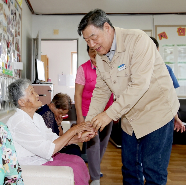 명절 맞이 어려운이웃 위문하는 가세로 군수