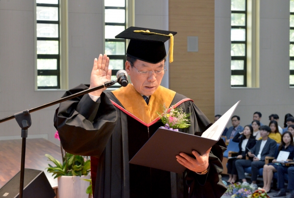 송기신 신임총장 선서