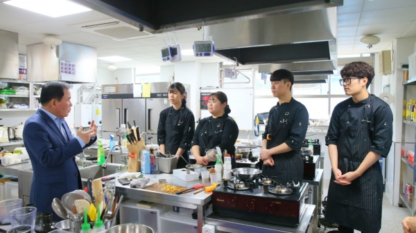 김지철 충남교육감이 전국기능경기대회에 참가하는 병천고 학생들을 격려하고 있다