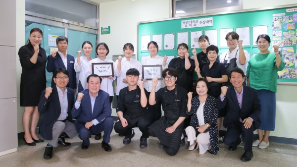 김지철 충남교육감이 전국기능경기대회에 참가하는 병천고 학생들 격려