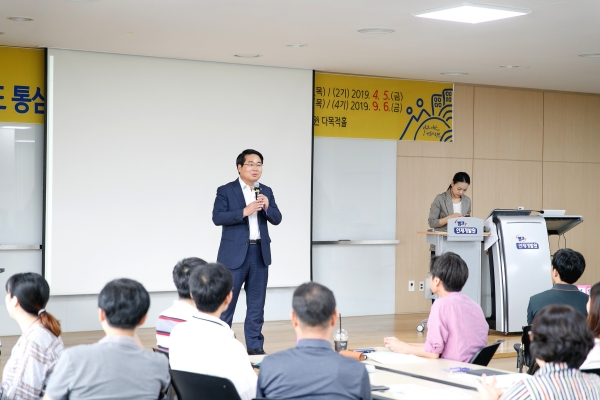 공감톡톡 콘서트에 참여 중인 오세현 아산시장