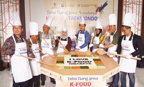 개막식날 진행된 대형 비빔밥 만들기 퍼포먼스