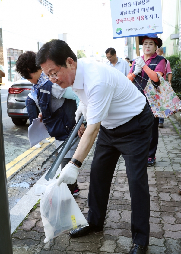 명절 맞이 대청소 행사에 동참 중인 장종태 구청장