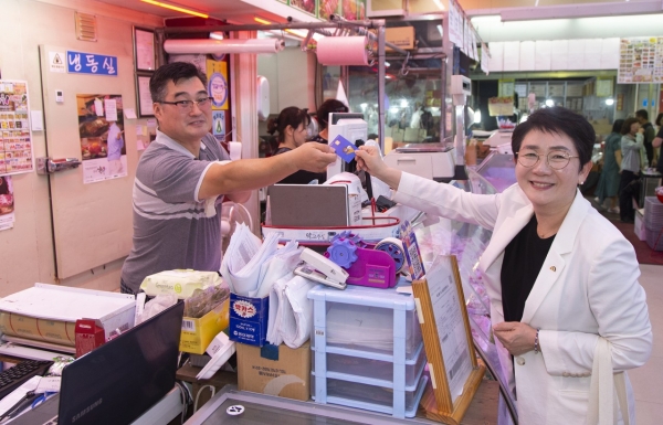 지난 9일 박정현 대덕구청장이 중리전통시장에서 열린 전통시장 장보기 행사에 참석해 장을 보고 있다.