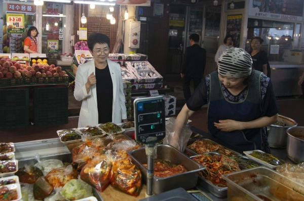 지난 9일 박정현 대덕구청장이 중리전통시장에서 열린 전통시장 장보기 행사에 참석해 장을 보고 있다.