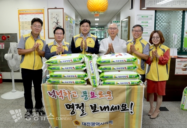 김종천 대전시의회 의장이 10일 추석을 맞아 서구노인복지회관에 위문품을 전달했다.