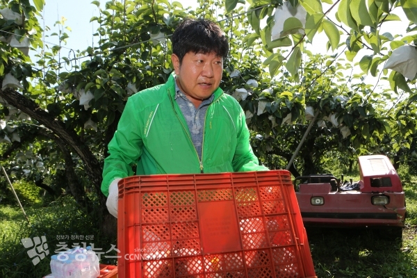 구슬땀을 흘리는 인치견 천안시의회 의장 / 충청뉴스 최형순 기자