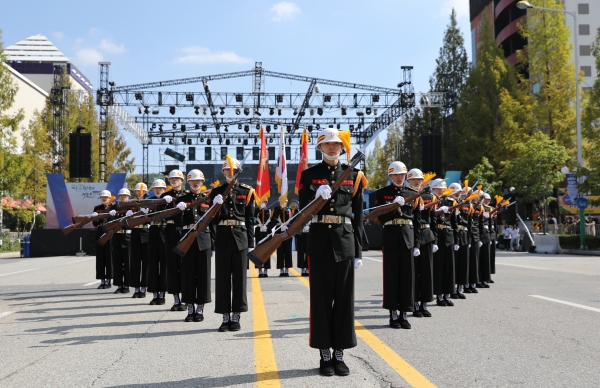 지난 2018계룡군문화축제 의장대 공연
