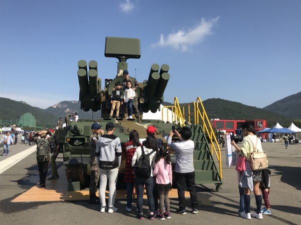 2018계룡군문화축제 활주로 전시장비 관람