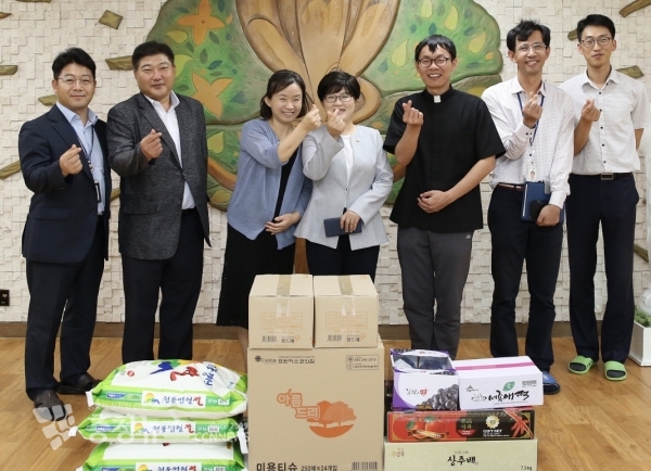 김진숙 행정중심복합도시건설청장(사진 가운데)은 9월 11일(수) 추석 명절을 맞아 외로운 이웃과 따뜻한 사랑의 손길을 함께 나누기 위해 세종시 전의면에 있는 노인요양시설 ‘요셉의집’을 방문하여, 관계자들을 격려하고 위문금과 위문품을 전달했다. (행복청 제공)