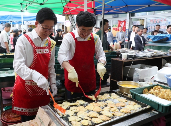 서산동부시장에서 맹정호 서산시장과 전을 부치고 있는 양승조 지사
