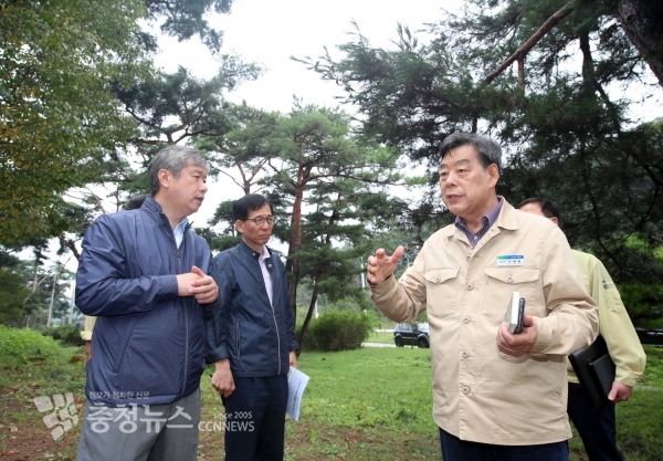 추석을 앞둔 지난 11일 가세로 태안군수가 김계조 행정안전부 재난안전관리본부장과 함께 안면송 태풍 피해 현장과 수산양식장 피해 현장을 찾아 피해 상황을 점검했다.