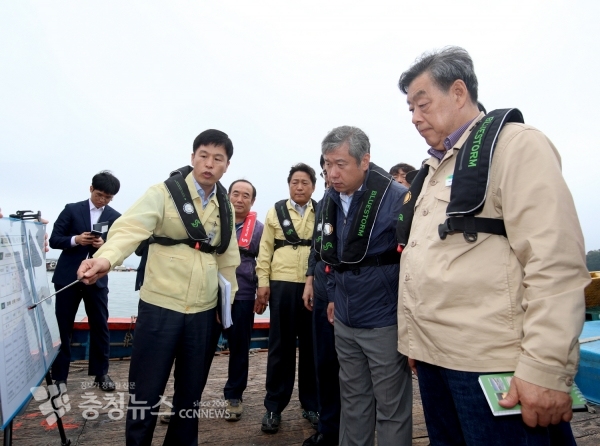 추석을 앞둔 지난 11일 가세로 태안군수가 김계조 행정안전부 재난안전관리본부장과 함께 안면송 태풍 피해 현장과 수산양식장 피해 현장을 찾아 피해 상황을 점검했다.