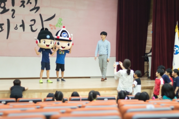 세종시 학생들이 세종시교육청을 방문하여 마스코트 인형 탈 써보기