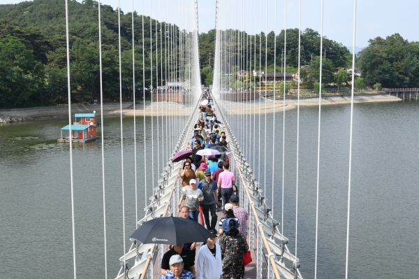 방문객들이 예당호 출렁다리를 건너고 있다