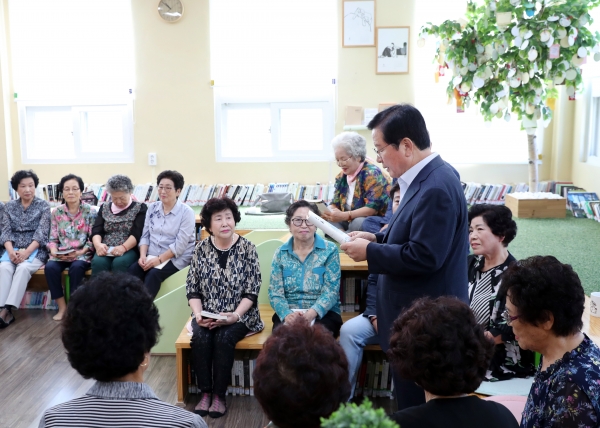 정림종합사회복지관 내 어르신 배움의 현장 ‘청춘 대학 책 읽는 모임’의 독서 토론회를 방문
