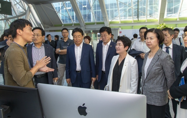 토론회와 함께 열린 재생에너지 전시회를 참석자들과 함께 둘러보는 박정현 대덕구청장(오른쪽 두 번째)