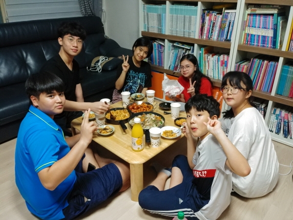리얼 국제학교 학생 20명이 금산군 관내 각 가정에 머물며 교류활동 모습