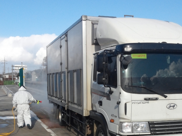 AI·구제역 선제 방역 위한 특별방역비상대책 상황실 운영(소독 모습).