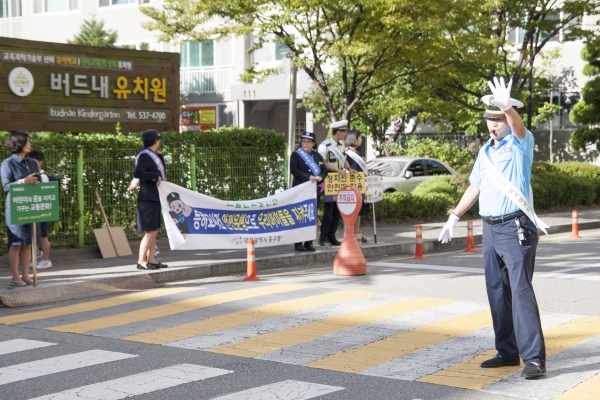 교통 안전 캠페인 실시 모습