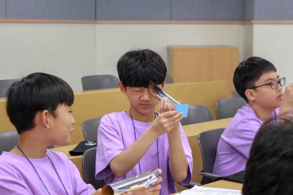 지난 5월 유성으로 떠나는 1박2일 과학여행(1차)에서 학생들이 마법거울 만들기 체험