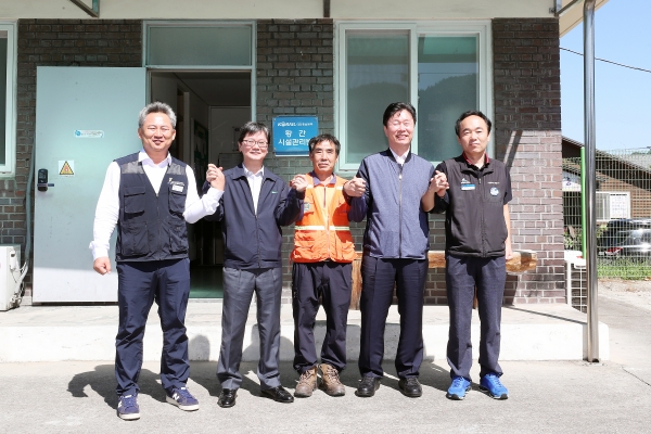 한국철도시설공단 김상균 이사장(왼쪽 4번째), 코레일 손병석 사장(왼쪽 2번째), 한국철도시설공단노동조합 문웅현 위원장(왼쪽 1번째), 전국철도노동조합 조상수 위원장(왼쪽5번째)이 황간역 시설관리반(충북 영동군 소재)에서 17일(화) 철도시설물 개선을 위한 현장점검회의를 개최하였다.