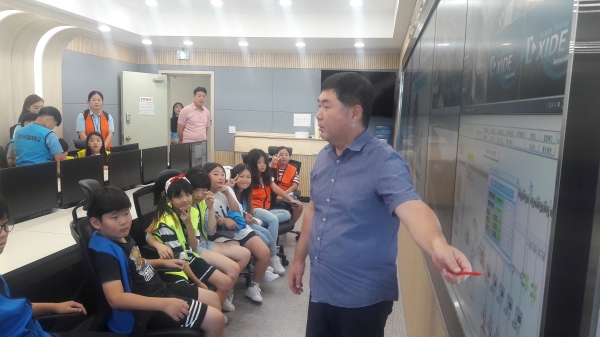 관내 초등학생들이 시청을 방문해 재난재해안전도시에 대한 설명을 듣고 있다.