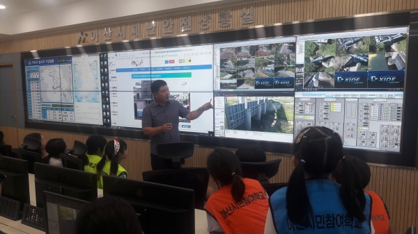 관내 초등학생들이 시청을 방문해 재난재해안전도시에 대한 설명을 듣고 있다.