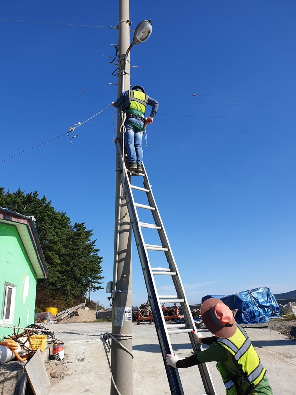 도서지역 보안등 특별점검 보안등 정비 모습