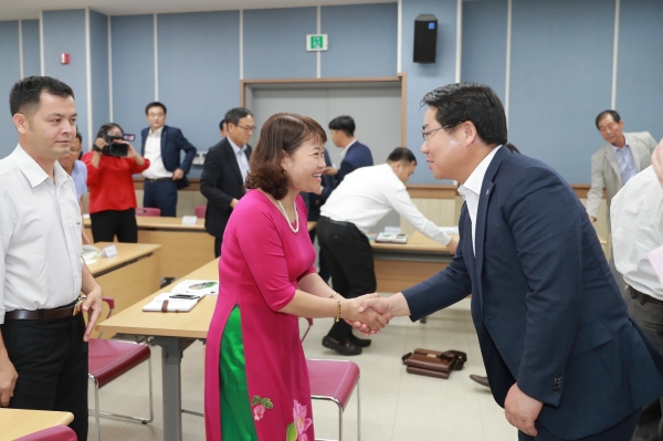 오세현 아산시장이 베트남 닌빈성 농업연수단과 담소를 나누고 있다.