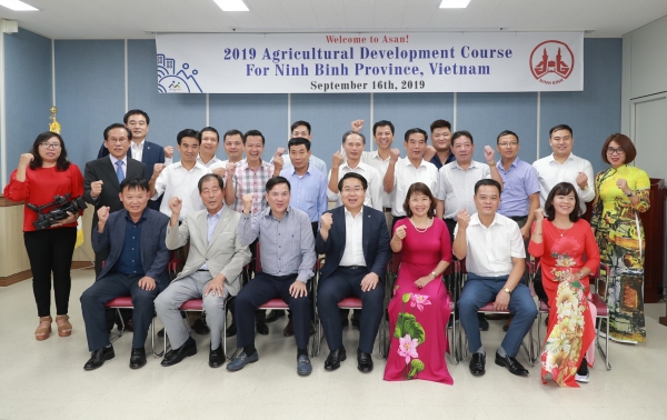 오세현 아산시장이 닌빈성 농업연수단과 함께 기념촬영하고 있다.