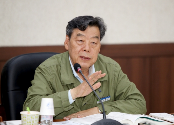 2020년 업무구상보고회를 주재하는 가세로 군수