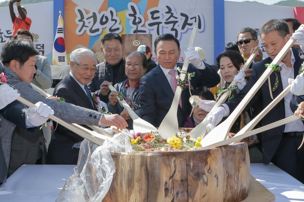 지난해 광덕 호두축제 (비빔밥 퍼포먼스 모습)