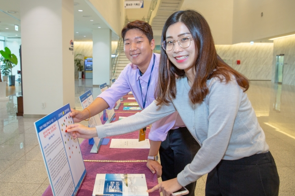 공공기관 최초로 한국서부발전이 시행한 「2019 공공기록물 콘테스트」에서 직원들이 우수기록물에 대해 투표를 하고 있다.
