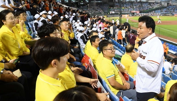 야구장에서 축제 홍보