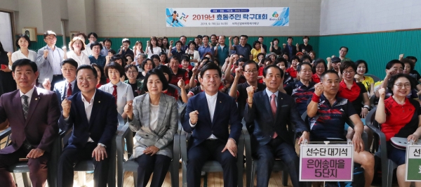 18일 열린 2019년 효동주민 탁구대회 주요내빈 모습(사진 왼쪽부터 강정규 동구의회 의원, 이장우 국회의원, 이나영 동구의회 의장, 황인호 동구청장, 송종우 비학산알바위축제기획단장)