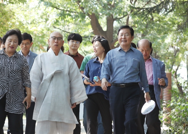 18일, 주민들과 함께 탄방동 남선근린공원을 걸으며 명학소 민중봉기 기념탑, 남선정 등 공원 내 주요 시설을 점검하고 주민과 소통하는 뜻깊은 시간 가져