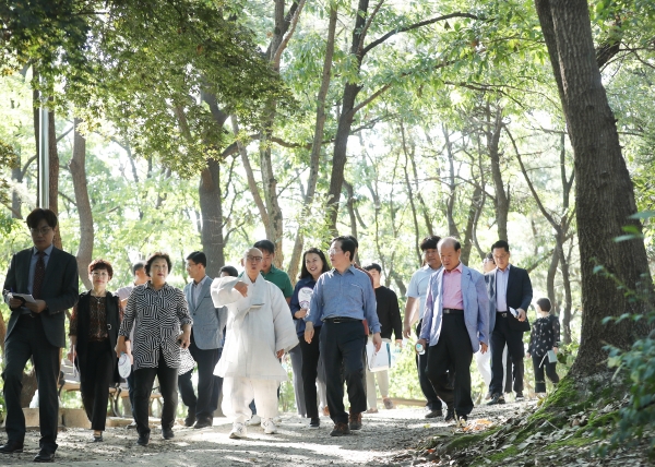 18일, 주민들과 함께 탄방동 남선근린공원을 걸으며 명학소 민중봉기 기념탑, 남선정 등 공원 내 주요 시설을 점검하고 주민과 소통하는 뜻깊은 시간