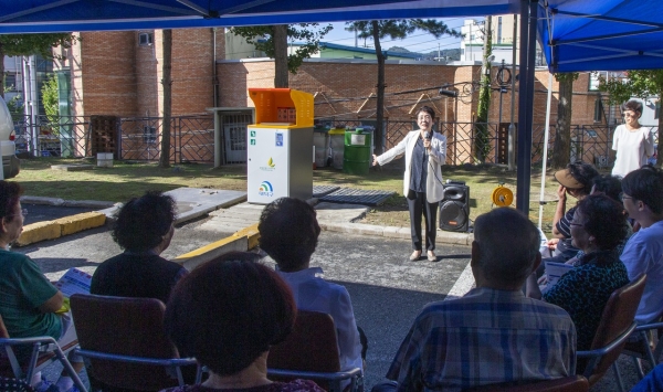 박정현 대덕구청장이 17일 대덕구 한 아파트단지에서 음식물쓰레기 종량기 사용 효과 등을 주민에게 직접 설명하는 모습