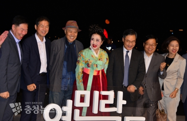 이병기 신신제약 대표이사를 비롯한 김성녀 배우 등 관계자