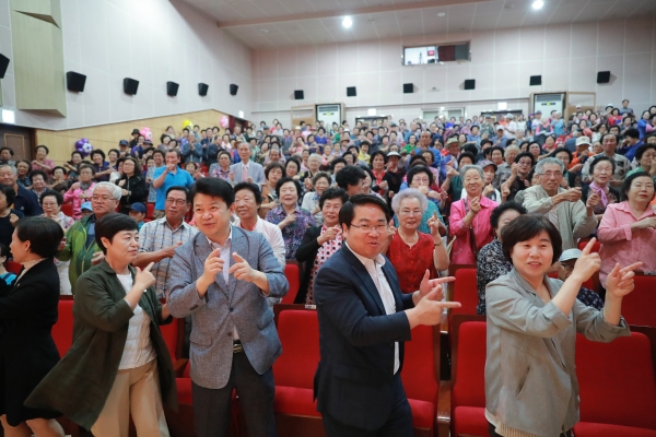 오세현 아산시장이 행사 참석자와 함께 치매예방을 위한 건강체조를 하고 있다.