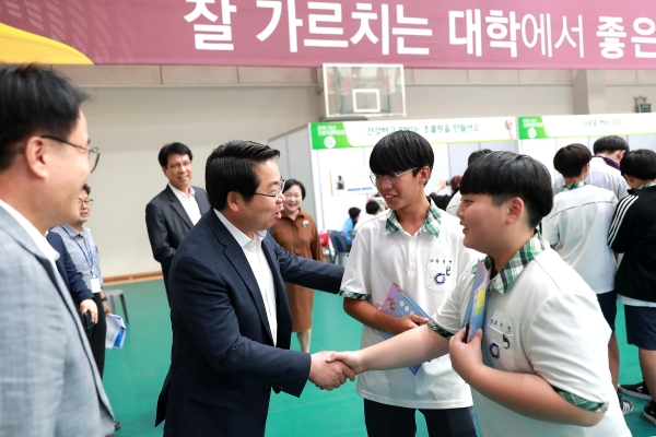 오세현 아산시장이 박람회 참여 학생들과 대화를 나누고 있다.