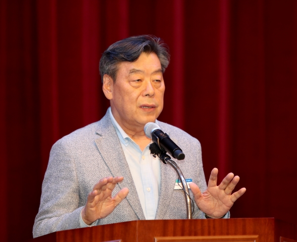 ‘태안해안국립공원의 합리적 조정을 위한 포럼’ 에서 가세로 군수 인사말 모습