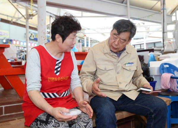 가세로 군수 안면도수산시장 방문 모습